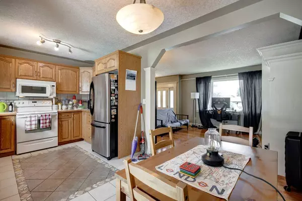 304 Huntridge RD NE, Calgary, AB T2K 4B6