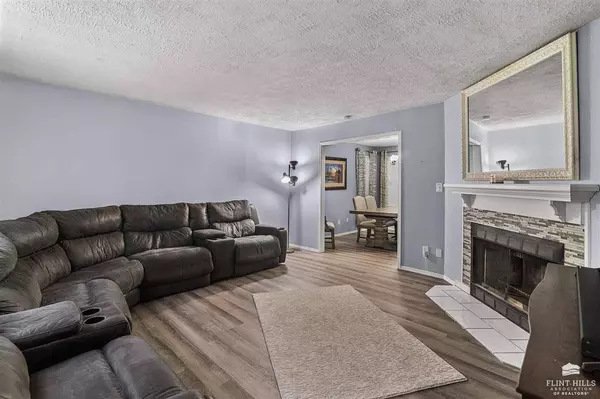 2519 Nutmeg CIR, Manhattan, KS 66502