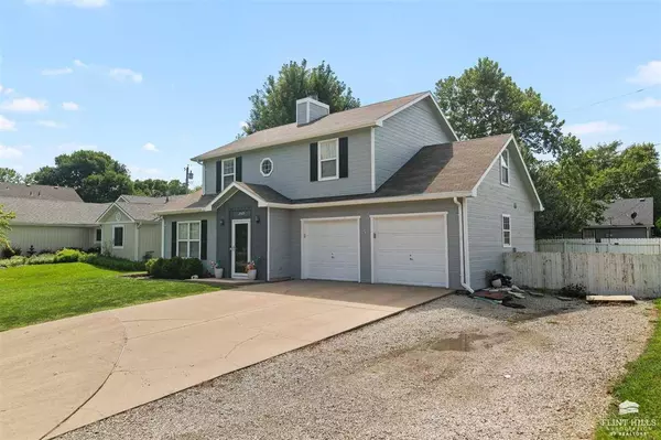 2519 Nutmeg CIR, Manhattan, KS 66502