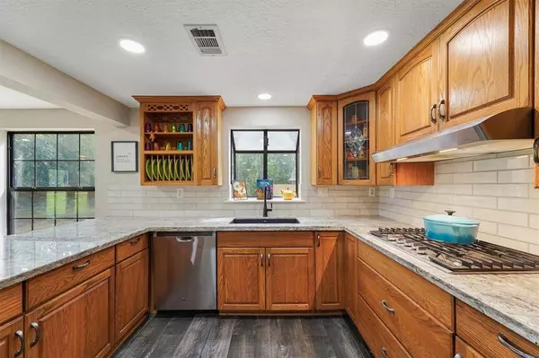 19634 E Lakeshore DR, Magnolia, TX 77355