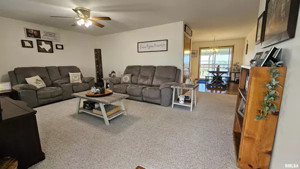 418 16TH PL, Camanche, IA 52730