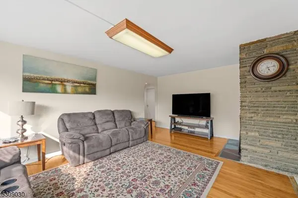 15 Albury Rd, Clifton City, NJ 07013