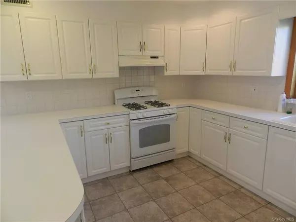 33 Gainsborg Ave, West Harrison, NY 10604-2740