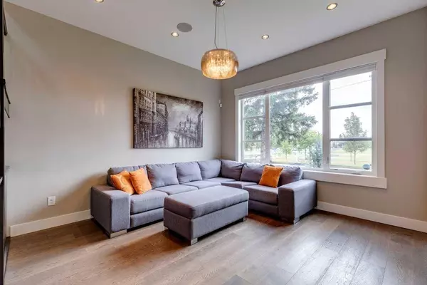 1808 23 AVE NW, Calgary, AB T2M1V7