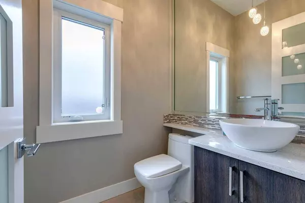 1808 23 AVE NW, Calgary, AB T2M1V7