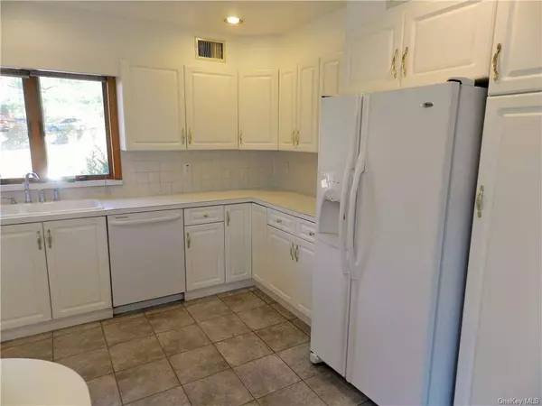 33 Gainsborg Ave, West Harrison, NY 10604-2740