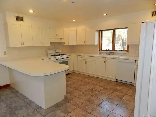 33 Gainsborg Ave, West Harrison, NY 10604-2740