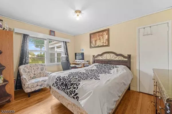 15 Albury Rd, Clifton City, NJ 07013