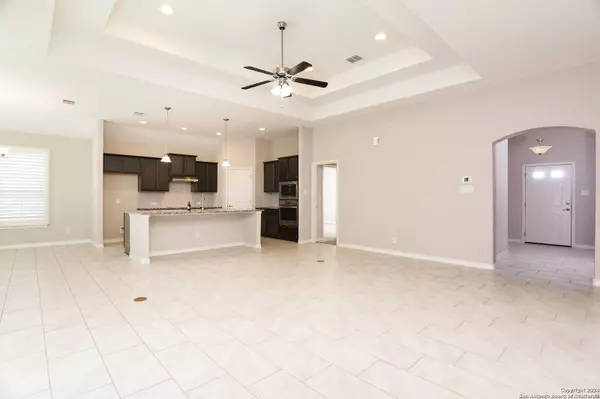 120 Fairway Dr, Floresville, TX 78114