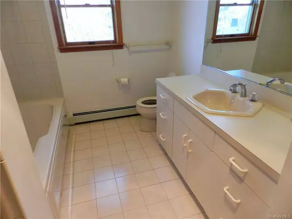 33 Gainsborg Ave, West Harrison, NY 10604-2740