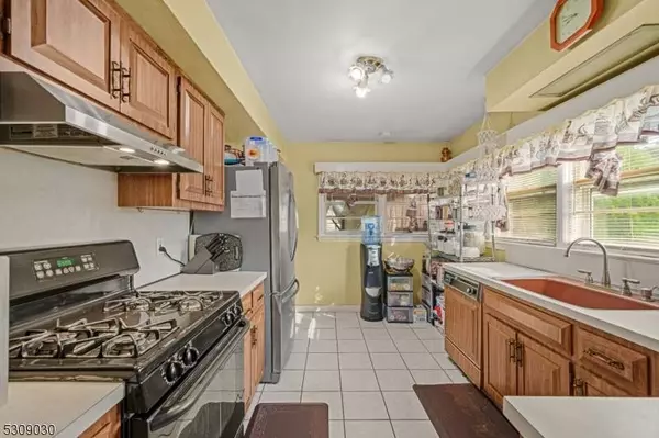 15 Albury Rd, Clifton City, NJ 07013