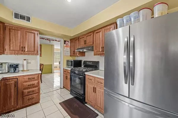 15 Albury Rd, Clifton City, NJ 07013