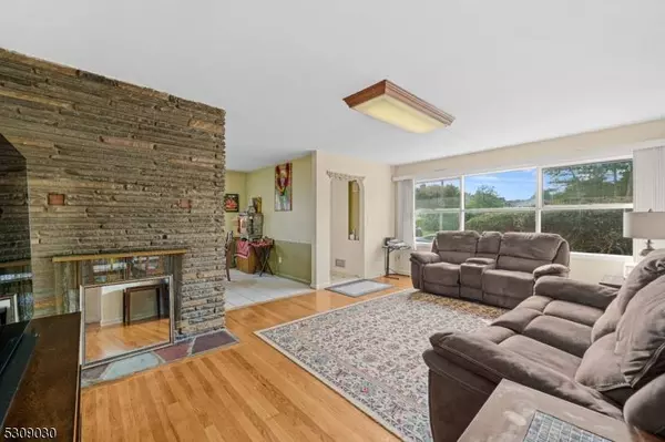 15 Albury Rd, Clifton City, NJ 07013