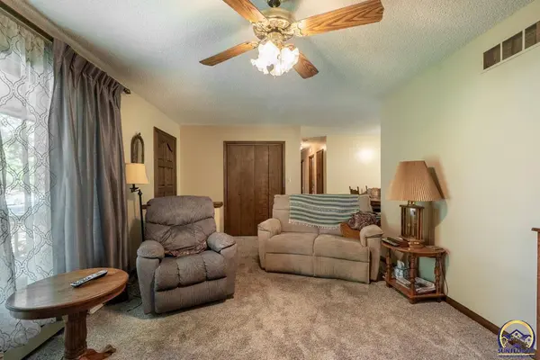 410 W 8th St, Alma, KS 66401