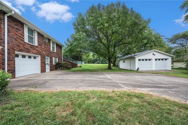 6003 Palomino DR, St Joseph, MO 64505