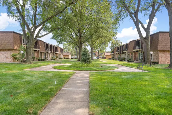 12720 S Carriage Lane #D-2, Crestwood, IL 60418