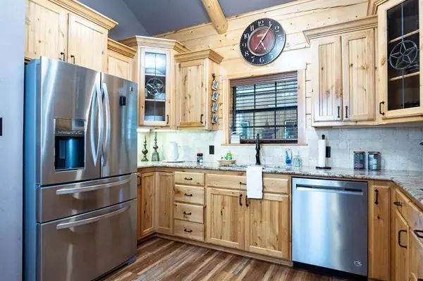 333 Dogwood Trail, Holly Lake Ranch, TX 75765