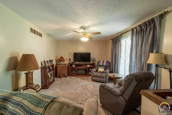 410 W 8th St, Alma, KS 66401