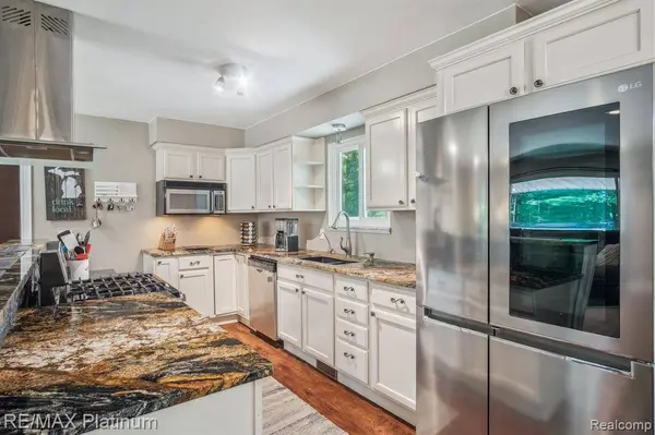 8821 WOODLAWN Avenue, Clarkston, MI 48348