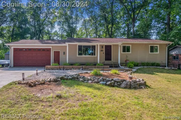 8821 WOODLAWN Avenue, Clarkston, MI 48348