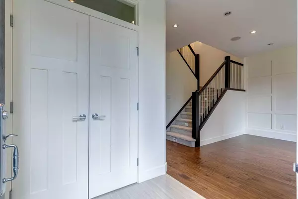 733 35A ST NW, Calgary, AB T2N 3A3