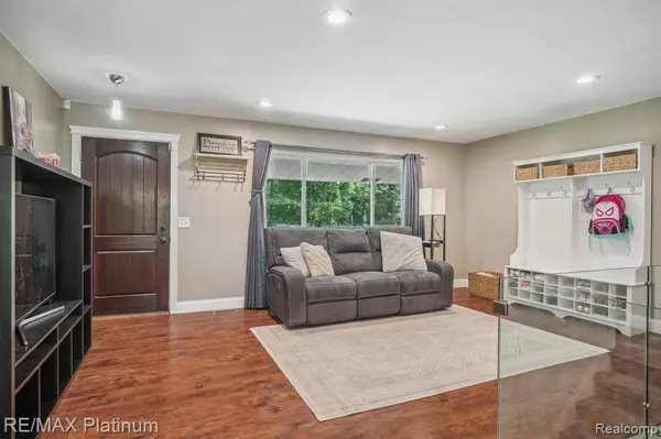 8821 WOODLAWN Avenue, Clarkston, MI 48348