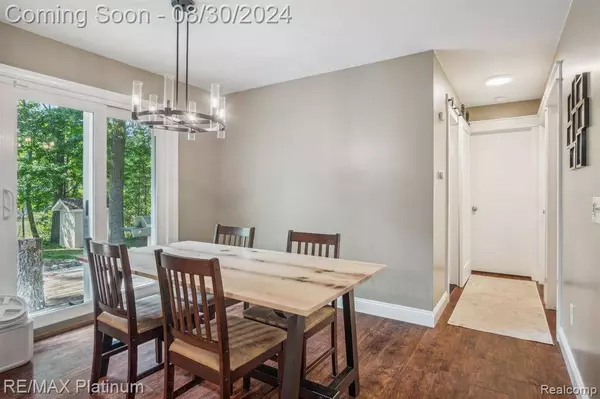 8821 WOODLAWN Avenue, Clarkston, MI 48348