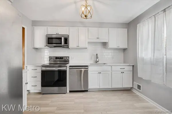 9301 LAURENCE Avenue, Allen Park, MI 48101