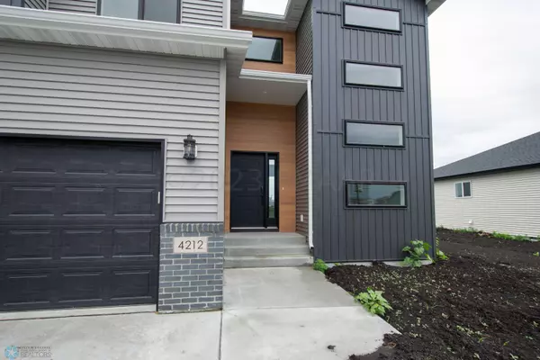 4212 PINE Pkwy S, Fargo, ND 58104