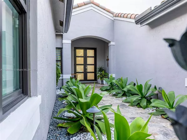 180 Montclaire Dr, Weston, FL 33326