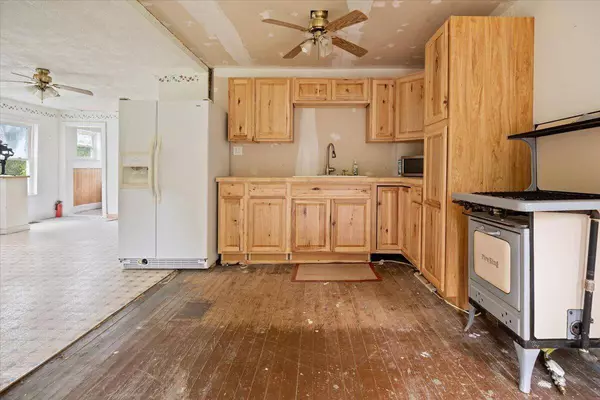 174 Poplar Hill RD, Mexico, ME 04257