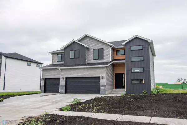 4212 PINE Pkwy S, Fargo, ND 58104