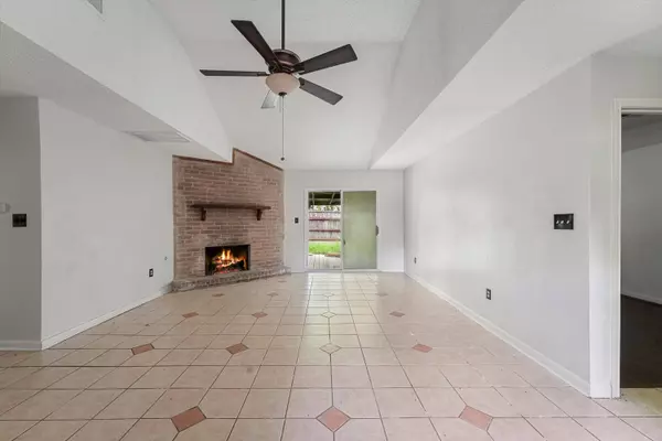 3301 Sussex Way, Friendswood, TX 77546-5674