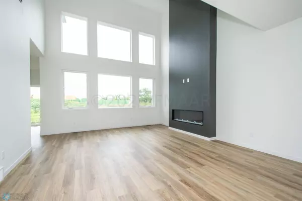 4212 PINE Pkwy S, Fargo, ND 58104