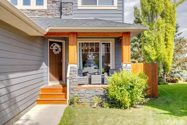 18 Chapman Heath SE, Calgary, AB T2X 3E5