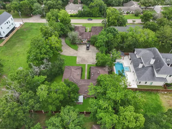 3301 Sussex Way, Friendswood, TX 77546-5674