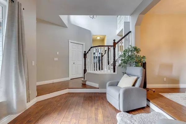 18 Chapman Heath SE, Calgary, AB T2X 3E5