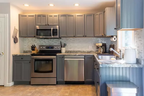 75 Brattle ST, South Berwick, ME 03908