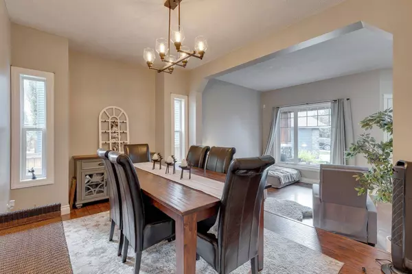 18 Chapman Heath SE, Calgary, AB T2X 3E5