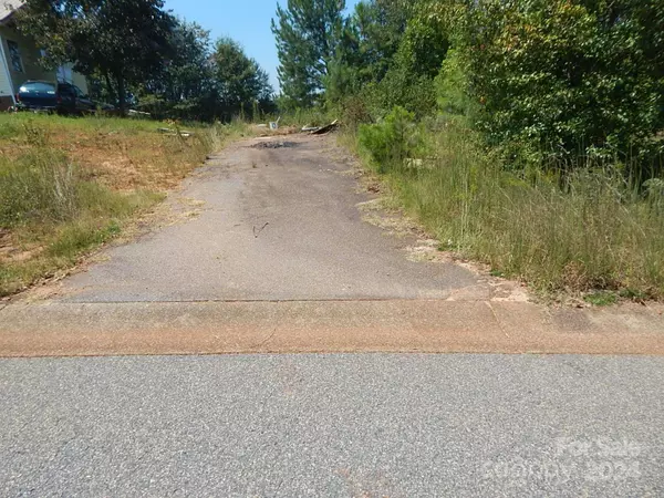 2127 Quarter Crest DR, Newton, NC 28658