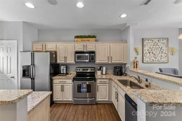 4764 Braxton Gate LN, Hickory, NC 28602