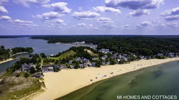 2380 Sunset Walk, Macatawa, MI 49434