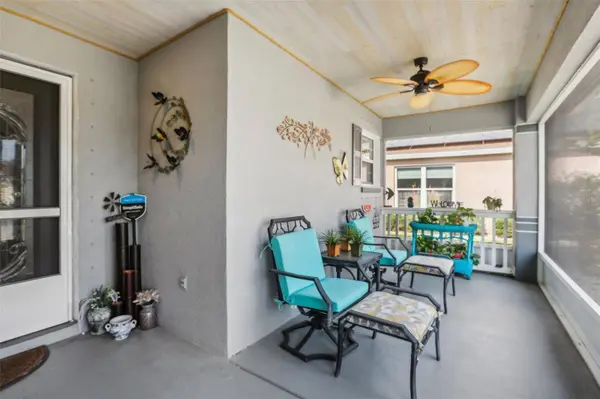 2331 EMERALD LAKE DR, Sun City Center, FL 33573