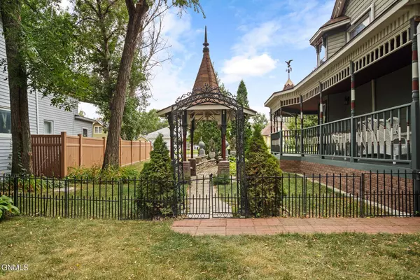 824 2nd AVE W, Williston, ND 58801