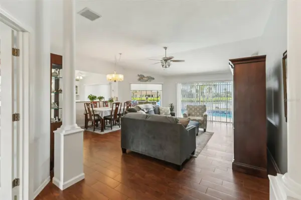 2331 EMERALD LAKE DR, Sun City Center, FL 33573