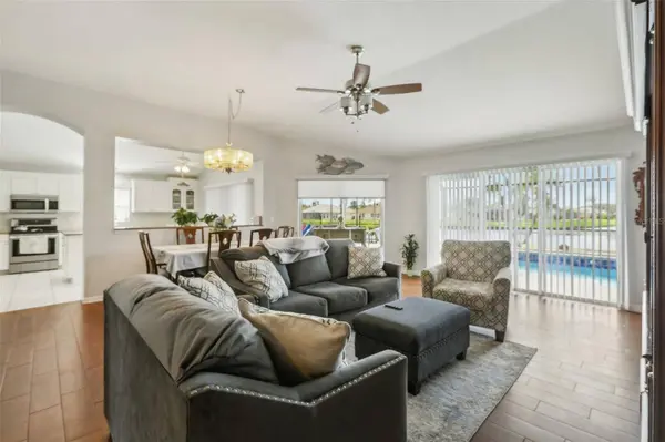 2331 EMERALD LAKE DR, Sun City Center, FL 33573