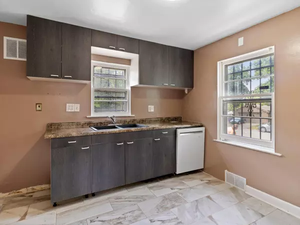 7503 W Thurston Cir, Milwaukee, WI 53218