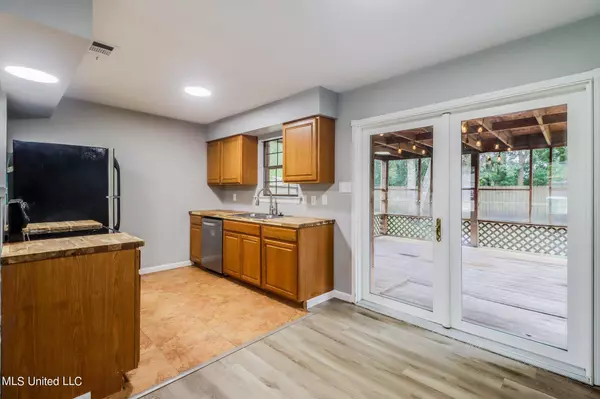 4106 Groveland Road, Ocean Springs, MS 39564