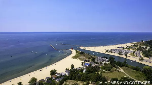 2380 Sunset Walk, Macatawa, MI 49434