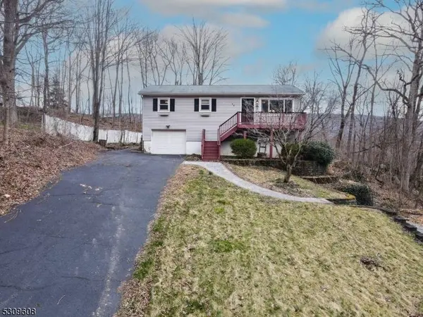 14 Old Coach Rd, Vernon Twp., NJ 07462